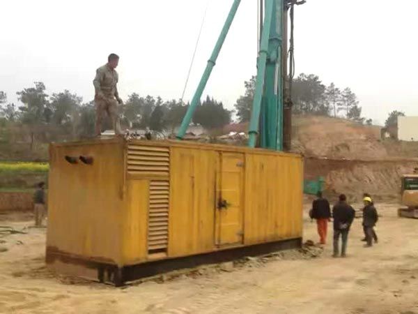长子如何判断水冷式机油散热器密封件是否需要更换？
